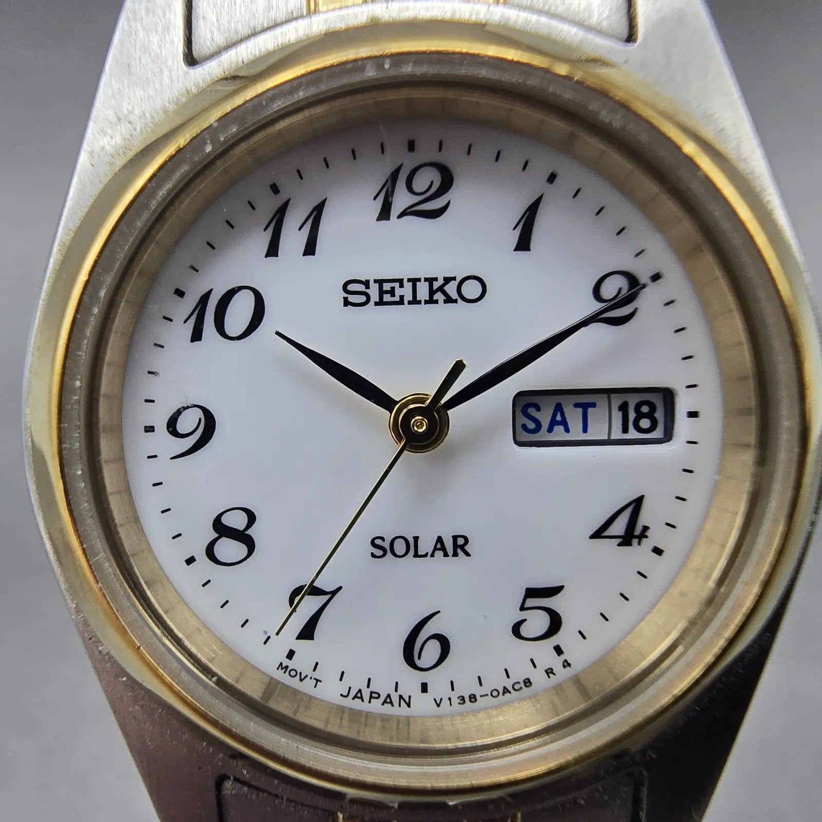Seiko Solar Watch Women 26mm White Dial Two Tone Daydate Round V138-0AA0 Runs HM1