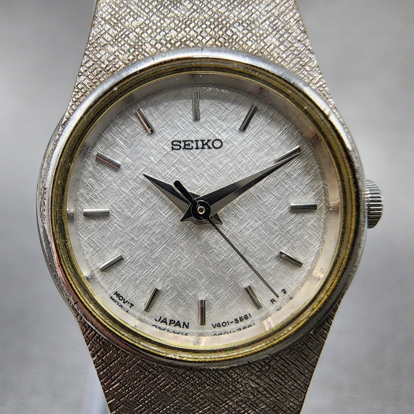 Seiko Watch Women 20mm White Dial Silver Tone Round V401-1819 New Battery