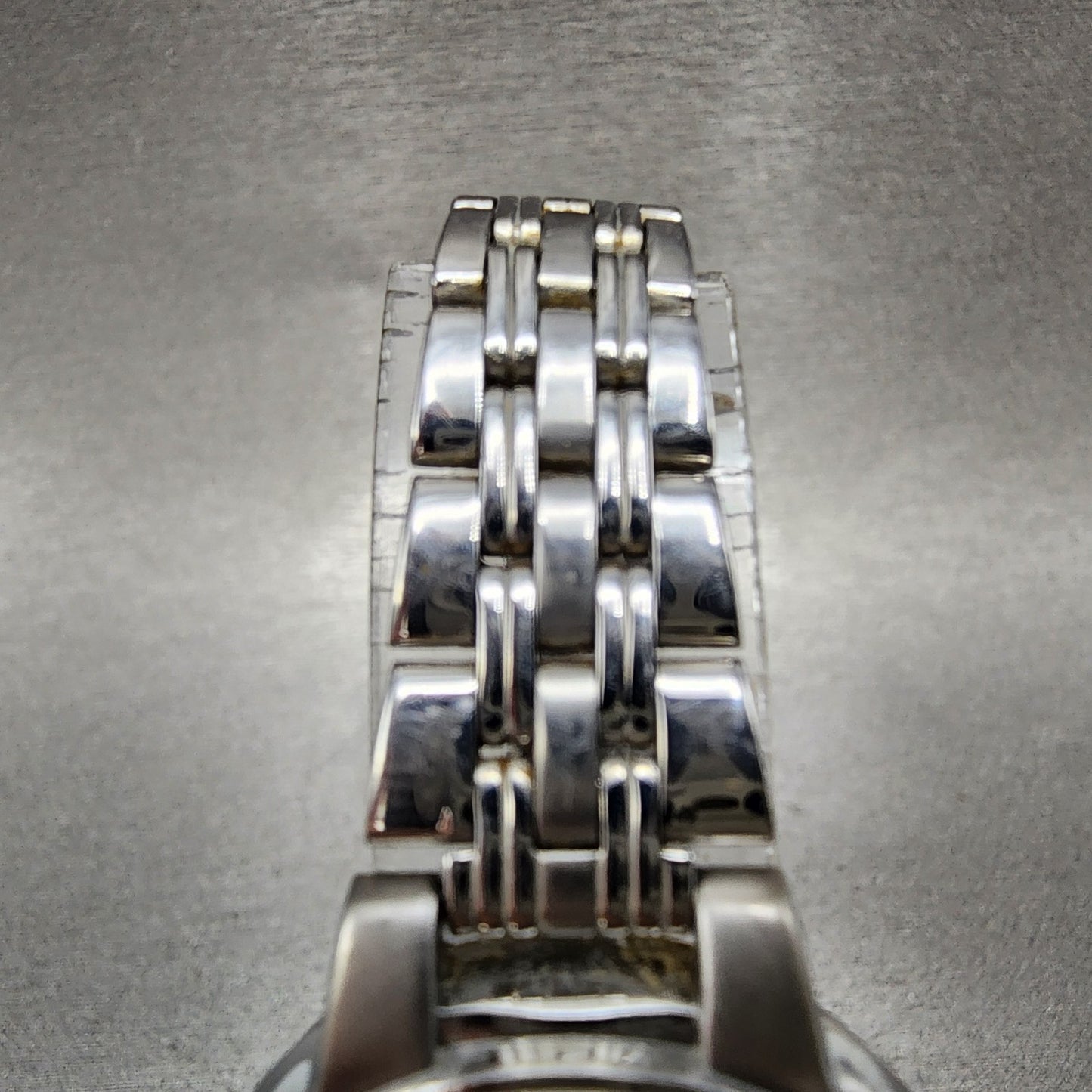 Seiko ALBA Solar Watch Women 27mm Silver Dial Silver Tone Round V1810AL0 Runs4