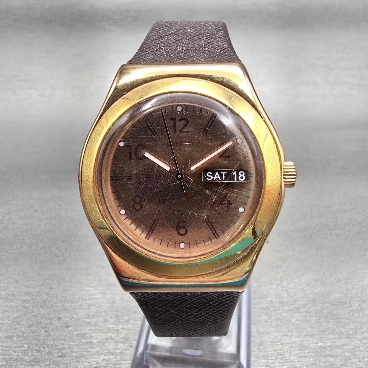Swatch Irony BROWNEE Watch Men Gold Dial Gold Tone Daydate Round YLG701 New Batt0