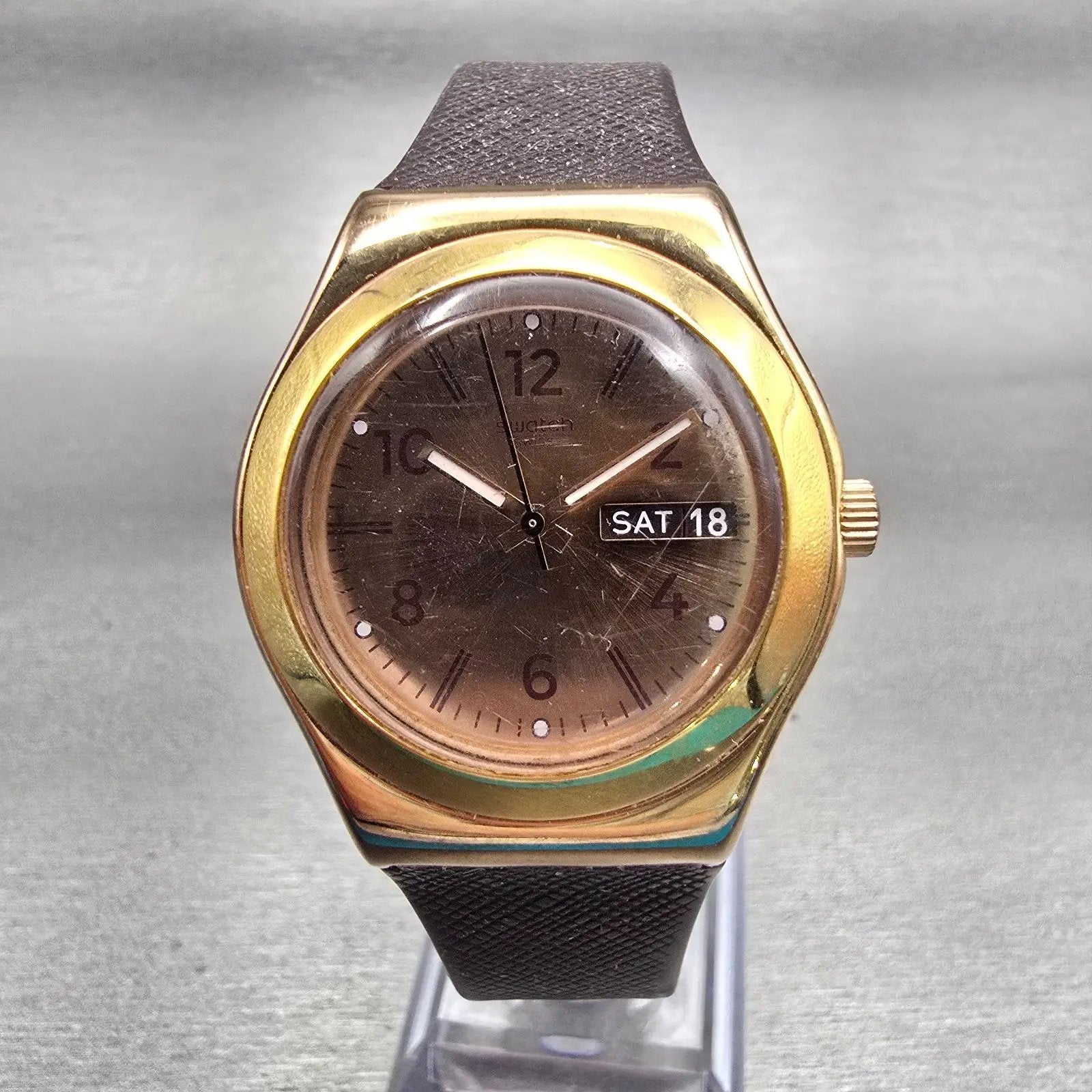 Swatch Irony BROWNEE Watch Men Gold Dial Gold Tone Daydate Round YLG701 New Batt0