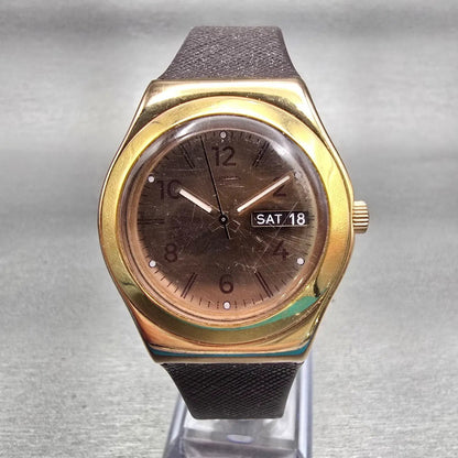 Swatch Irony BROWNEE Watch Men Gold Dial Gold Tone Daydate Round YLG701 New Batt0