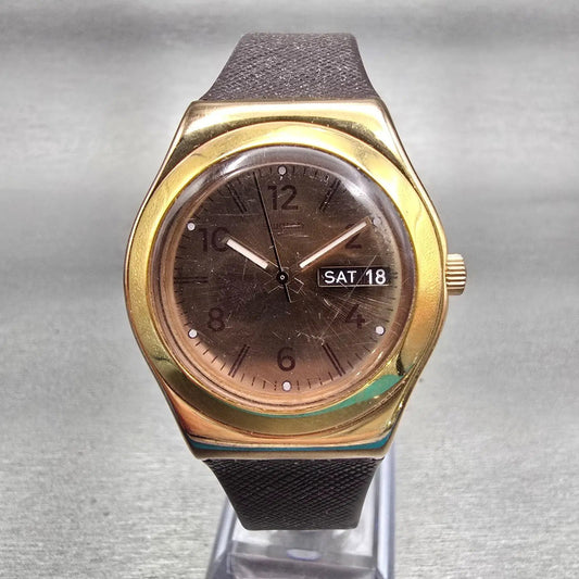 Swatch Irony BROWNEE Watch Men Gold Dial Gold Tone Daydate Round YLG701 New Batt0