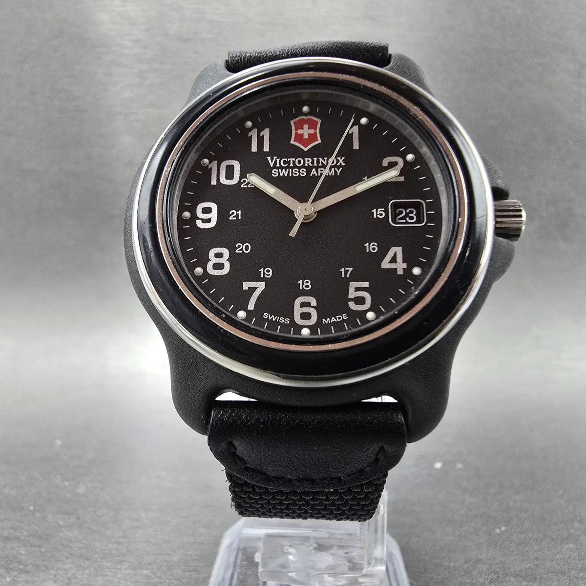 Victorinox Swiss Army Watch Men 39mm Black Dial Black Silver Date New BatteryP5