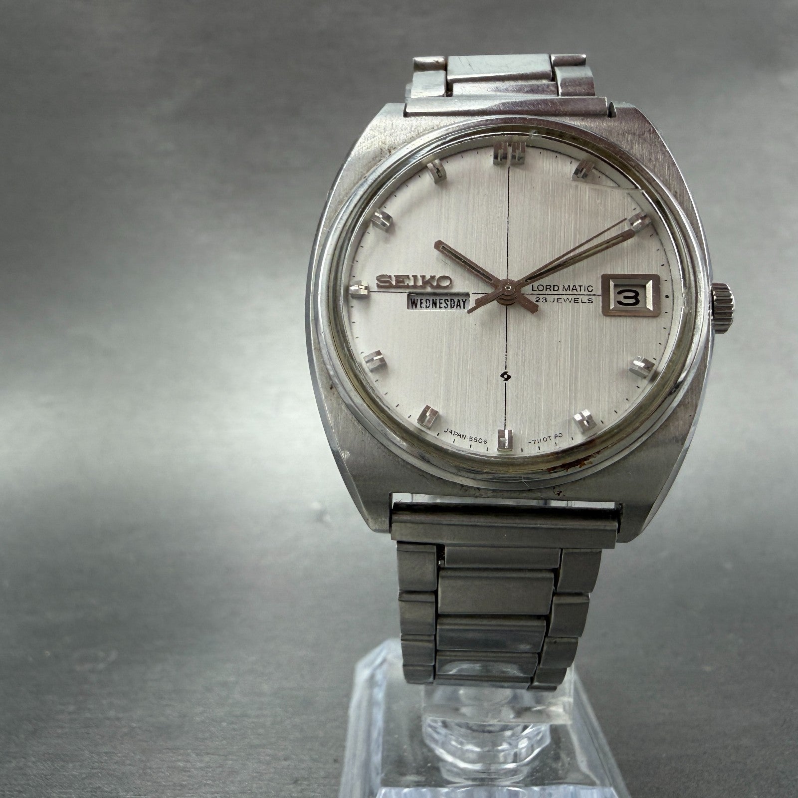 Seiko Lord Matic Watch Men 35mm Silver Dial Silver Tone Daydate 5606-7050 Runs5