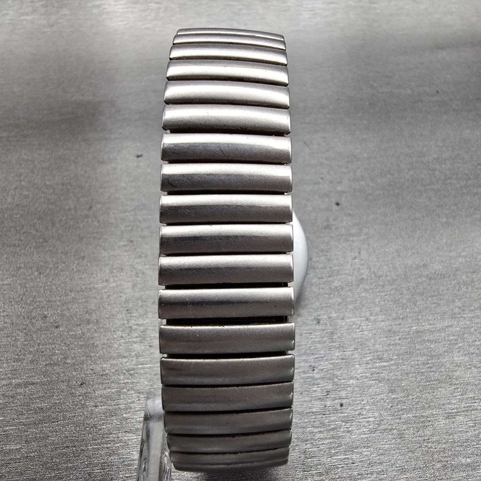 Swatch CONTRAST S Watch Men White Dial Silver Tone Round YLS1004 New Battery7