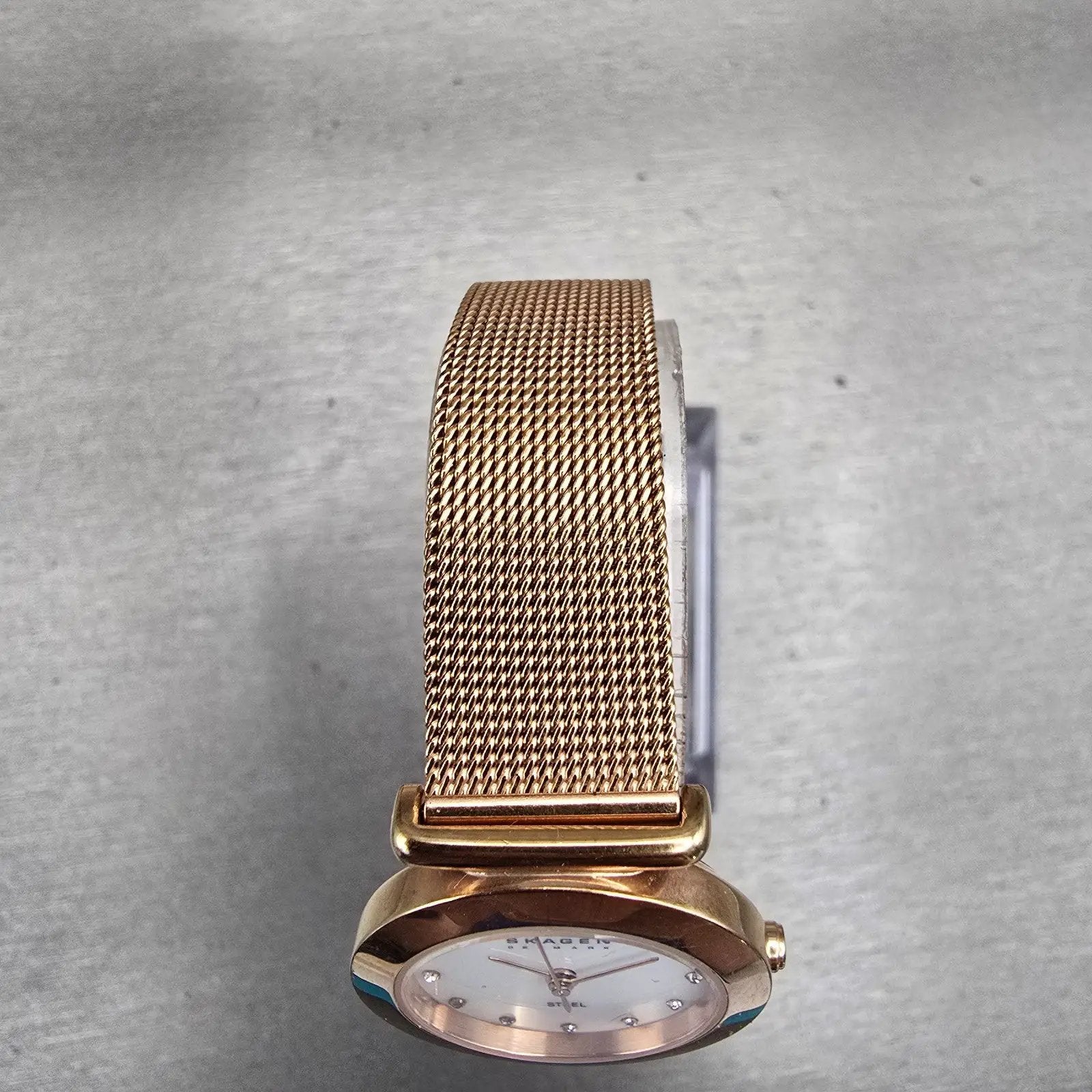 Skagen Denmark Watch Women 25mm MOP Dial Gold Tone Round 107SRRD New Battery4