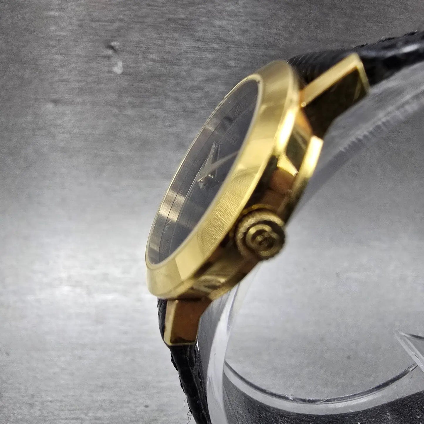 Gucci 2200L Watch Women 25mm Black Dial Gold Tone Round New Battery Swiss2