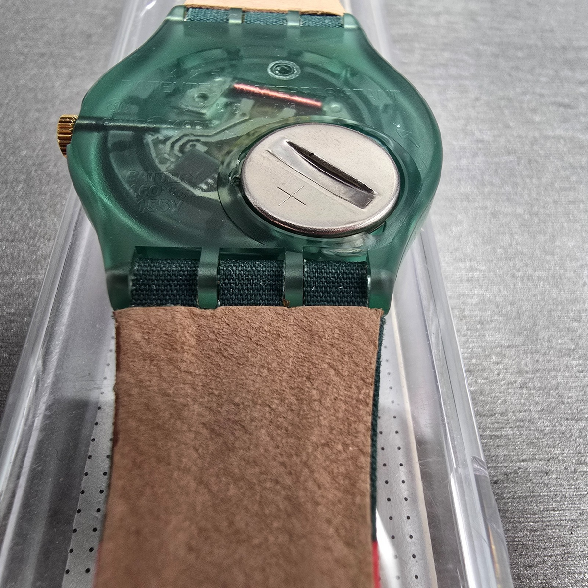 Swatch Poncho Watch Men 34mm Cream Dial Green Case GM122 New Battery NOS13