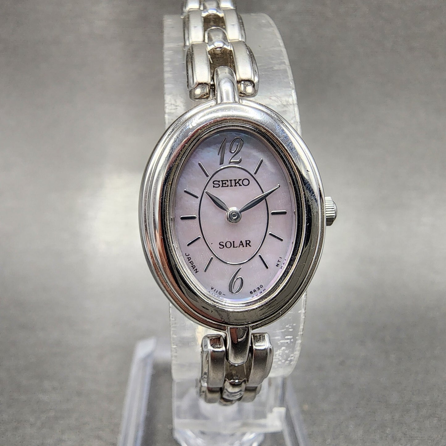 Seiko Solar Watch Women 18mm MOP Dial Silver Tone Oval V1105a20 Runs0
