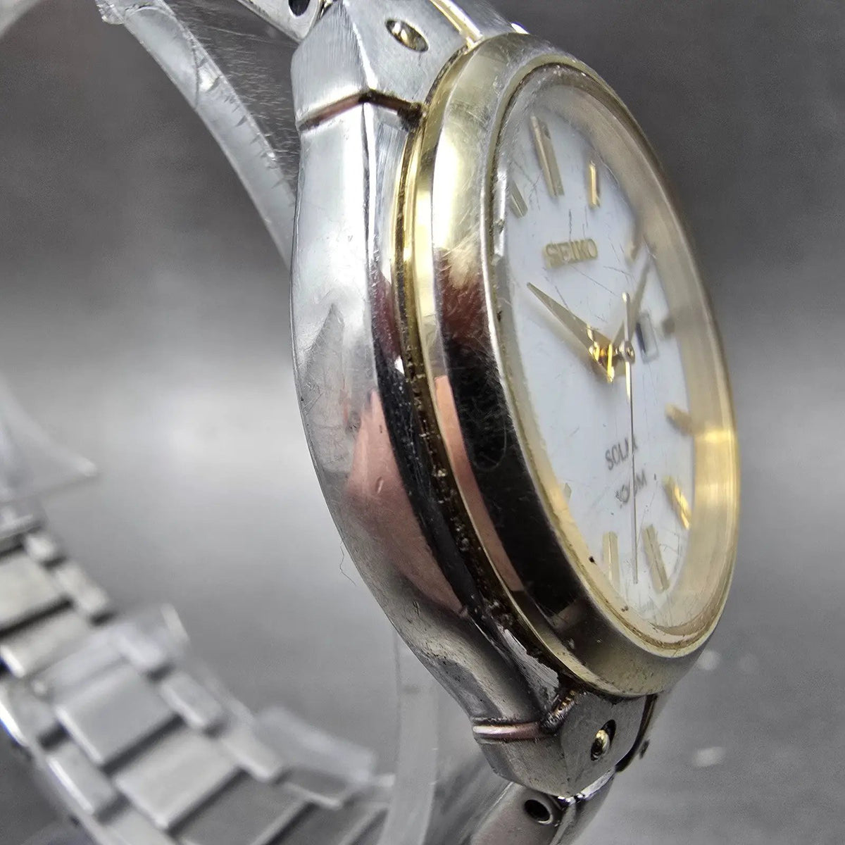 Seiko Solar Watch Women 30mm White Dial Two Tone Date Round V137-0AX0 Runs JP3