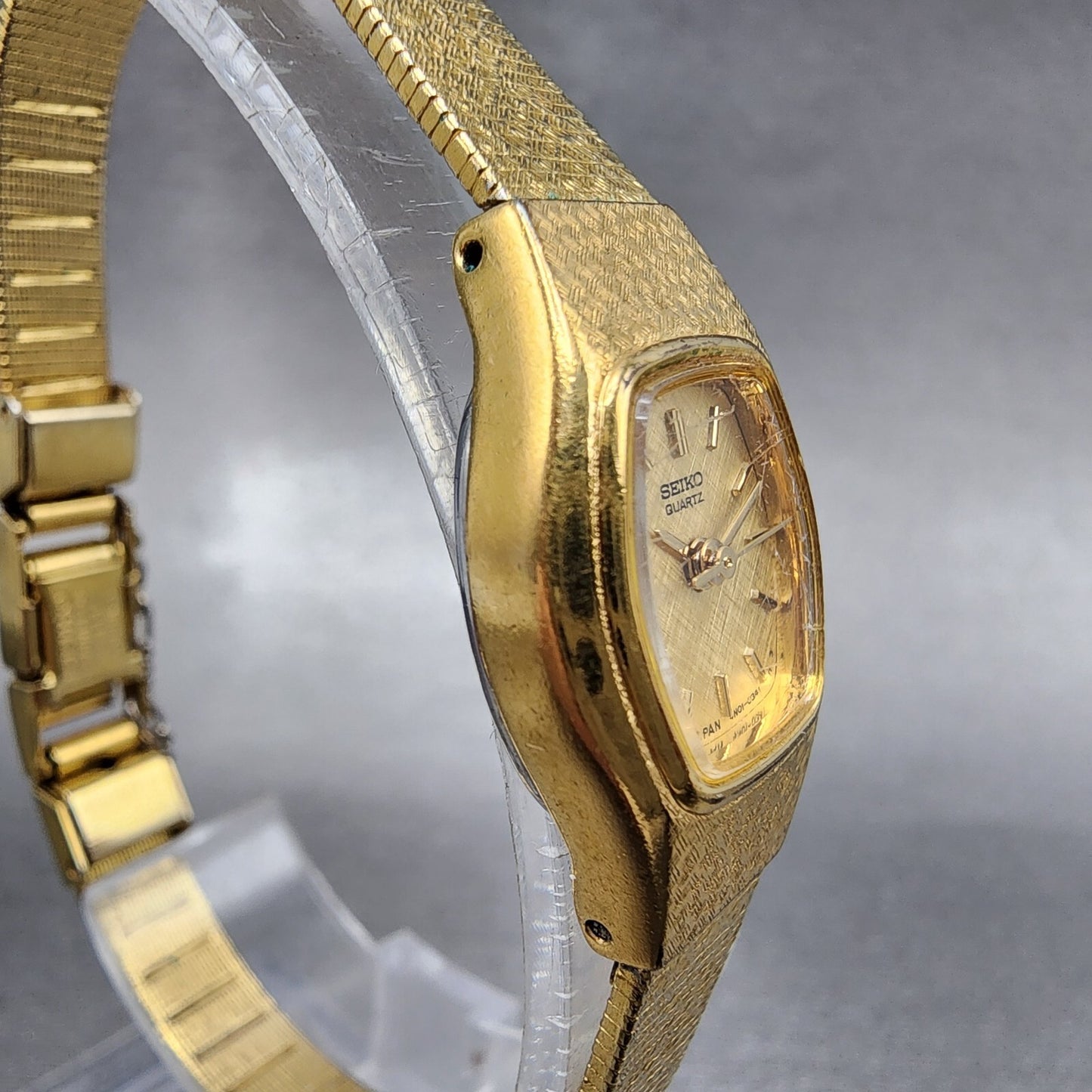 Vintage Seiko Watch Women 17mm Gold Dial Gold Tone Hexagon 4N015021 New Batt A13
