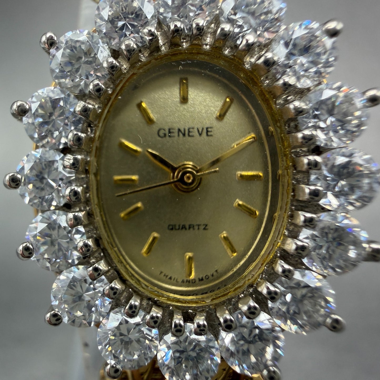 Geneve Watch Women 19mm Champagne  Dial Gold Tone Crystal Bezel Oval New Battery1