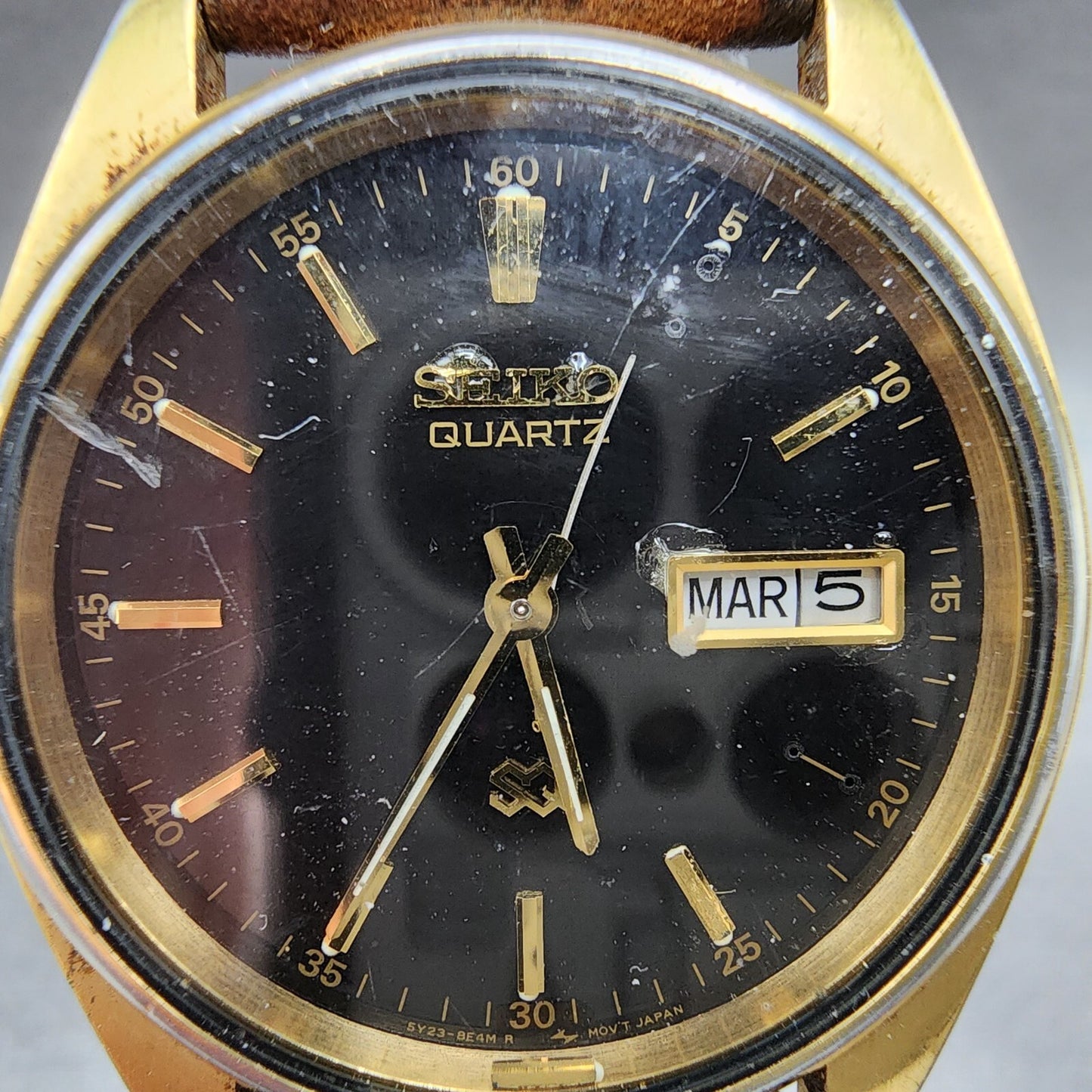 Seiko SQ Watch Men 35mm Black Dial Gold Tone Daydate Round 5Y238A19 PARTS2
