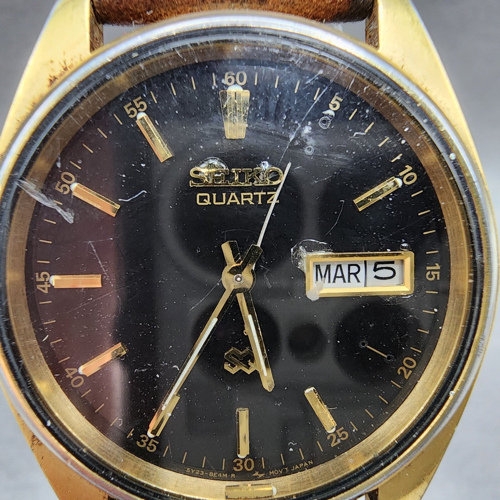 Seiko SQ Watch Men 35mm Black Dial Gold Tone Daydate Round 5Y238A19 PARTS2