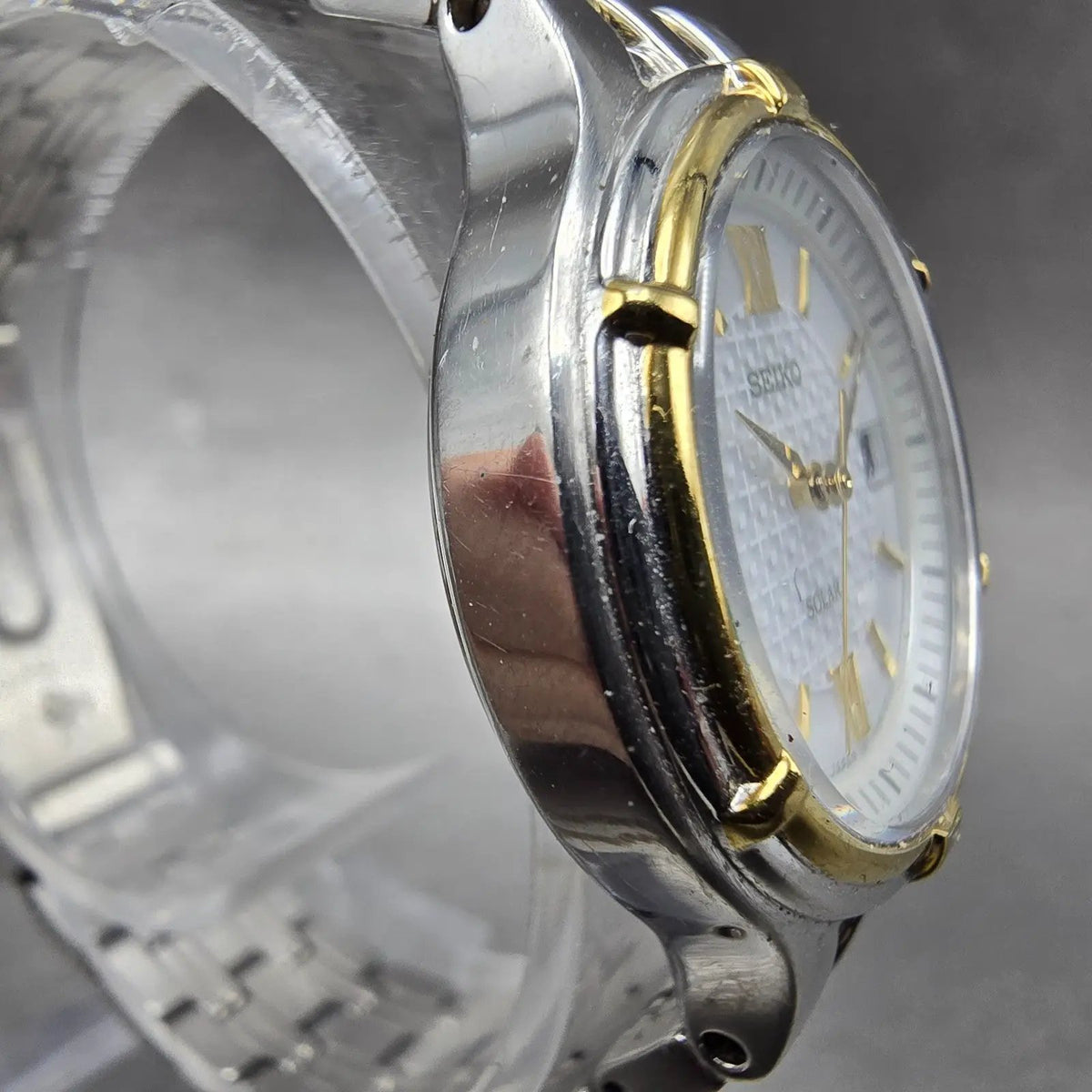 Seiko Solar Watch Women 28mm White Dial Two Tone Date Round V187-0AA0 Runs JP3