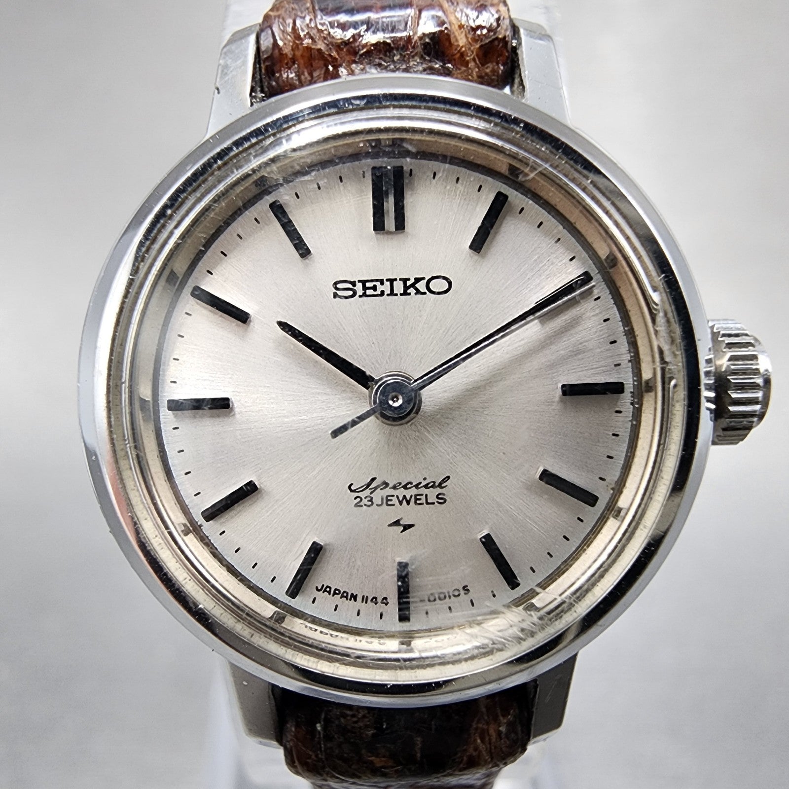 Seiko Special Watch Women 21mm White Dial Silver Tone Round Manual Wind Runs1