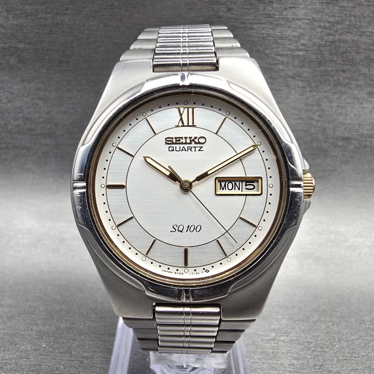Seiko SQ 100 Watch Men 36mm Silver Dial Silver Tone Daydate 5Y23-7029 New Batt 70