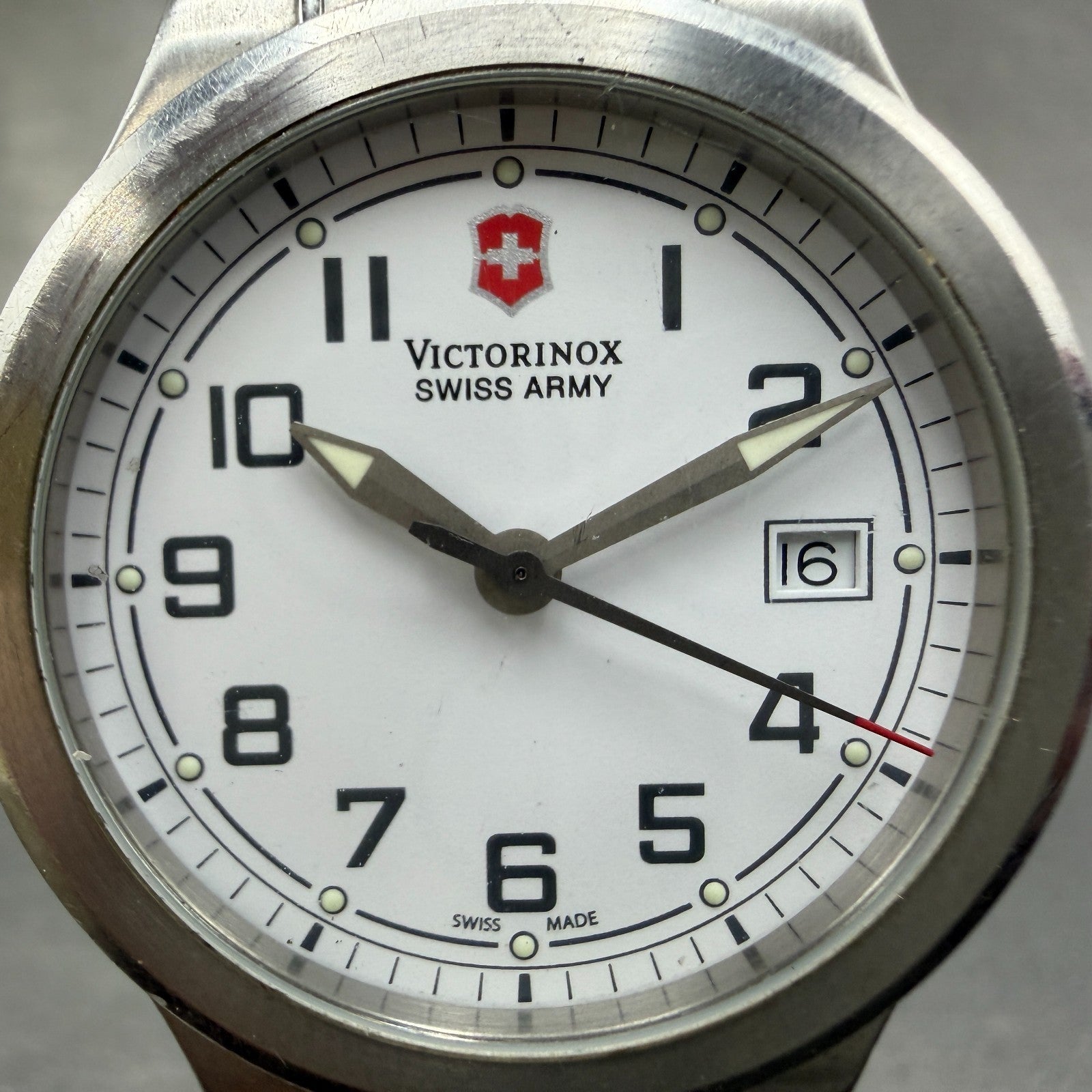 Victorinox Swiss Army Peak II Watch Women 34mm White Dial Steel Date New Battery1
