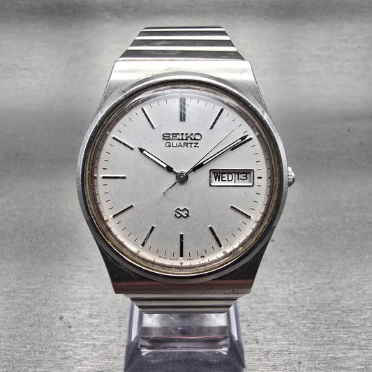 Seiko SQ Watch Men 34mm Silver Dial Silver Tone Daydate Round 5H23-7C60 New Batt0
