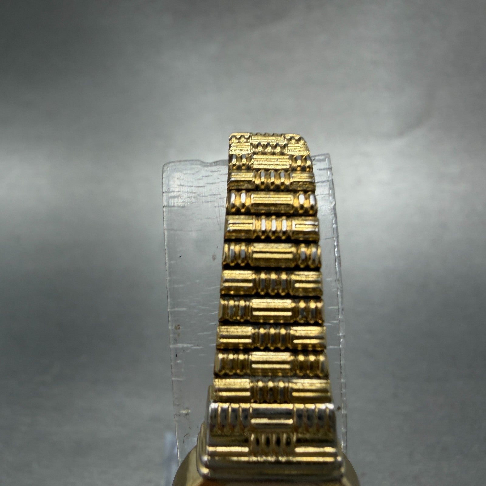 Seiko Watch Women 17mm Champagne dial Gold Tone Oval 2Y01-5C19 New Battery GVD4