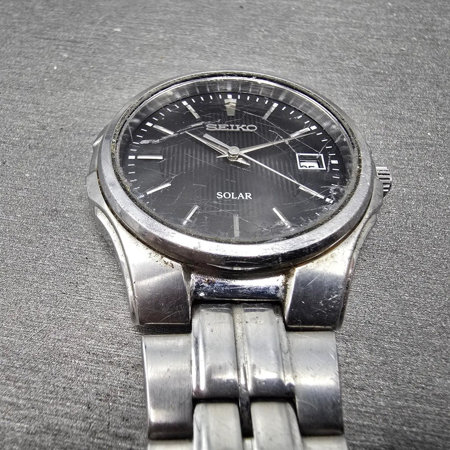 Seiko Solar Watch Men 38mm Black Dial Silver Tone Date READ!!!!!! V157-0AG0 Runs2