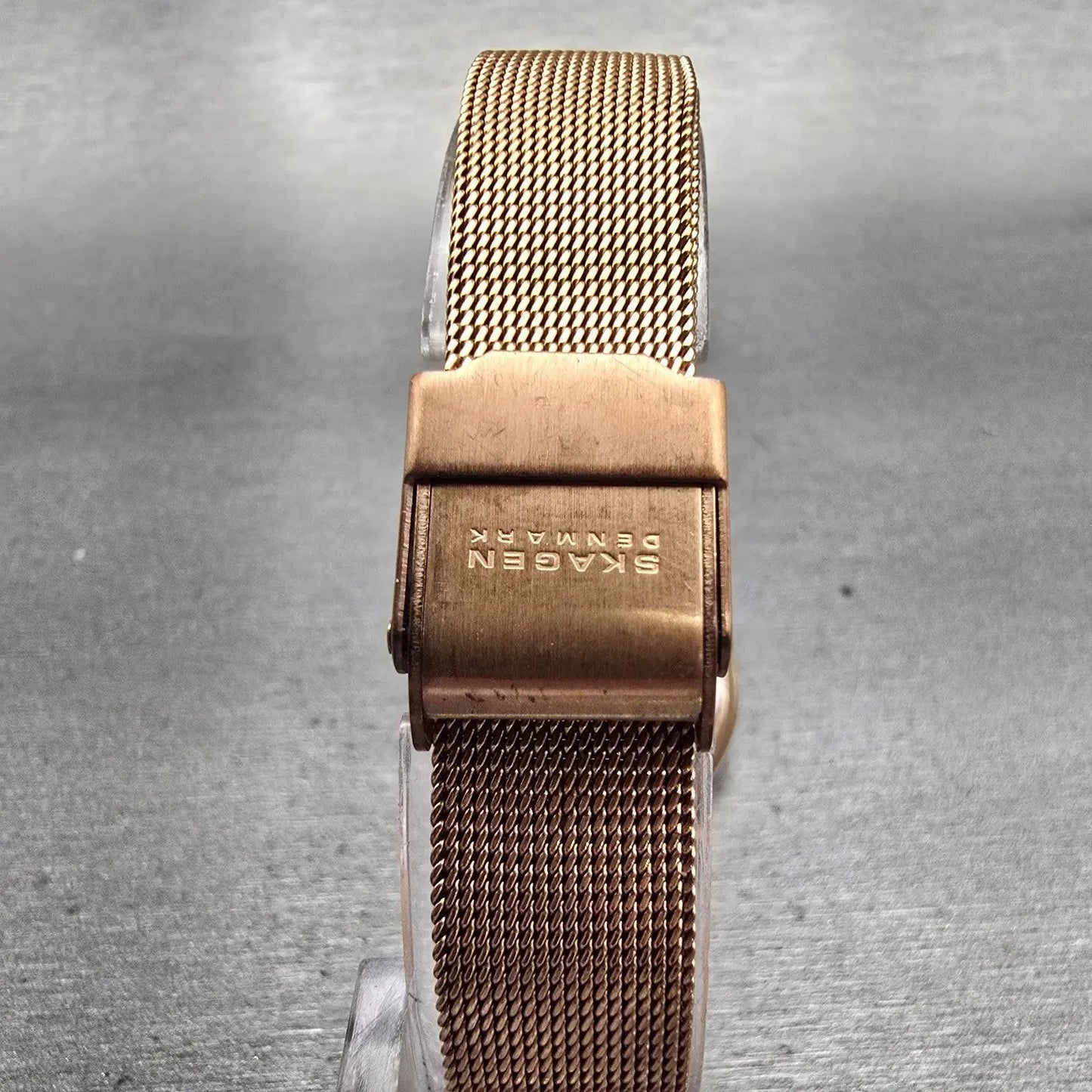 Skagen Denmark Watch Women 25mm MOP Dial Gold Tone Round 107SRRD New Battery7