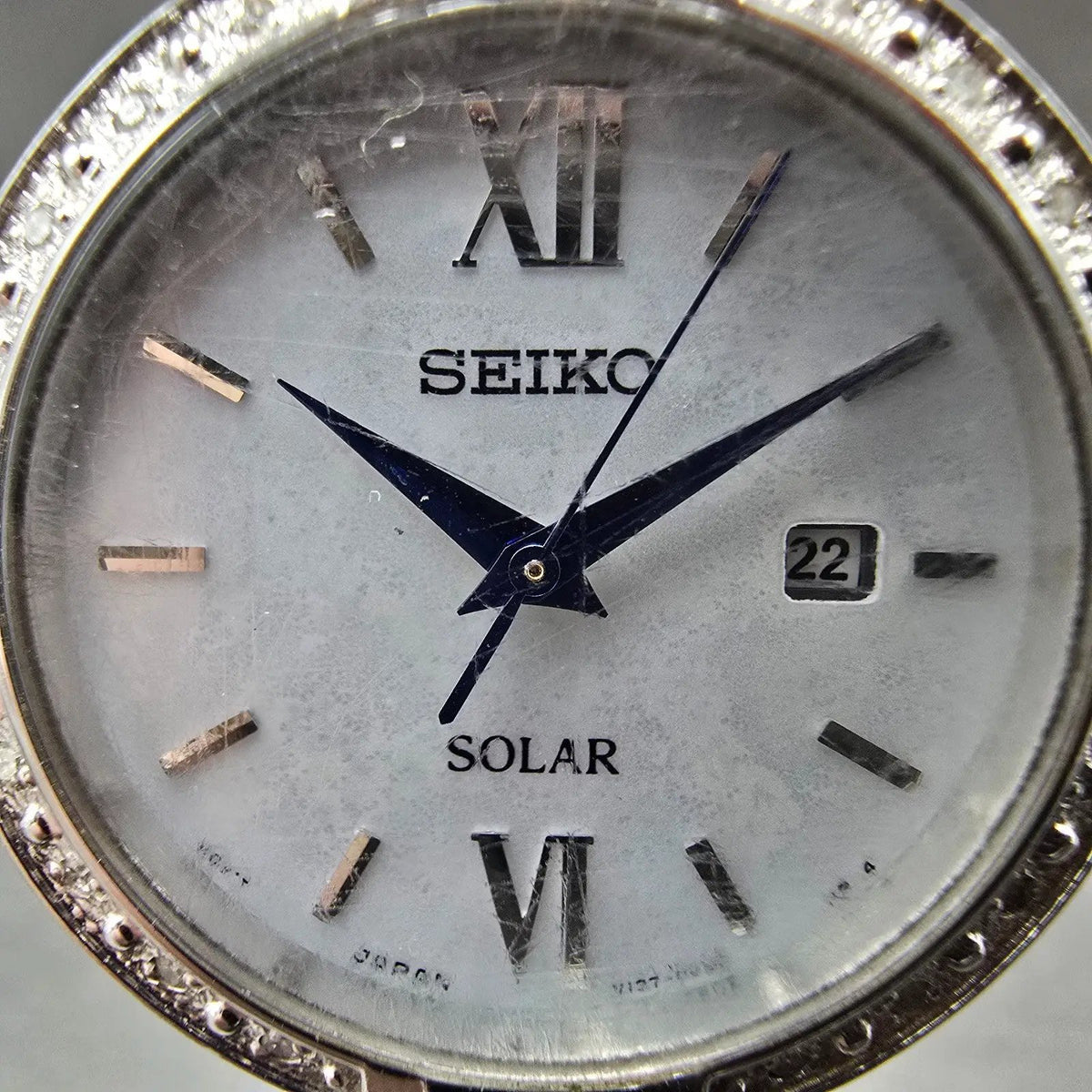 Seiko Solar Watch Women 30mm MOP Dial Silver Date Round V137-0BC0 Runs1