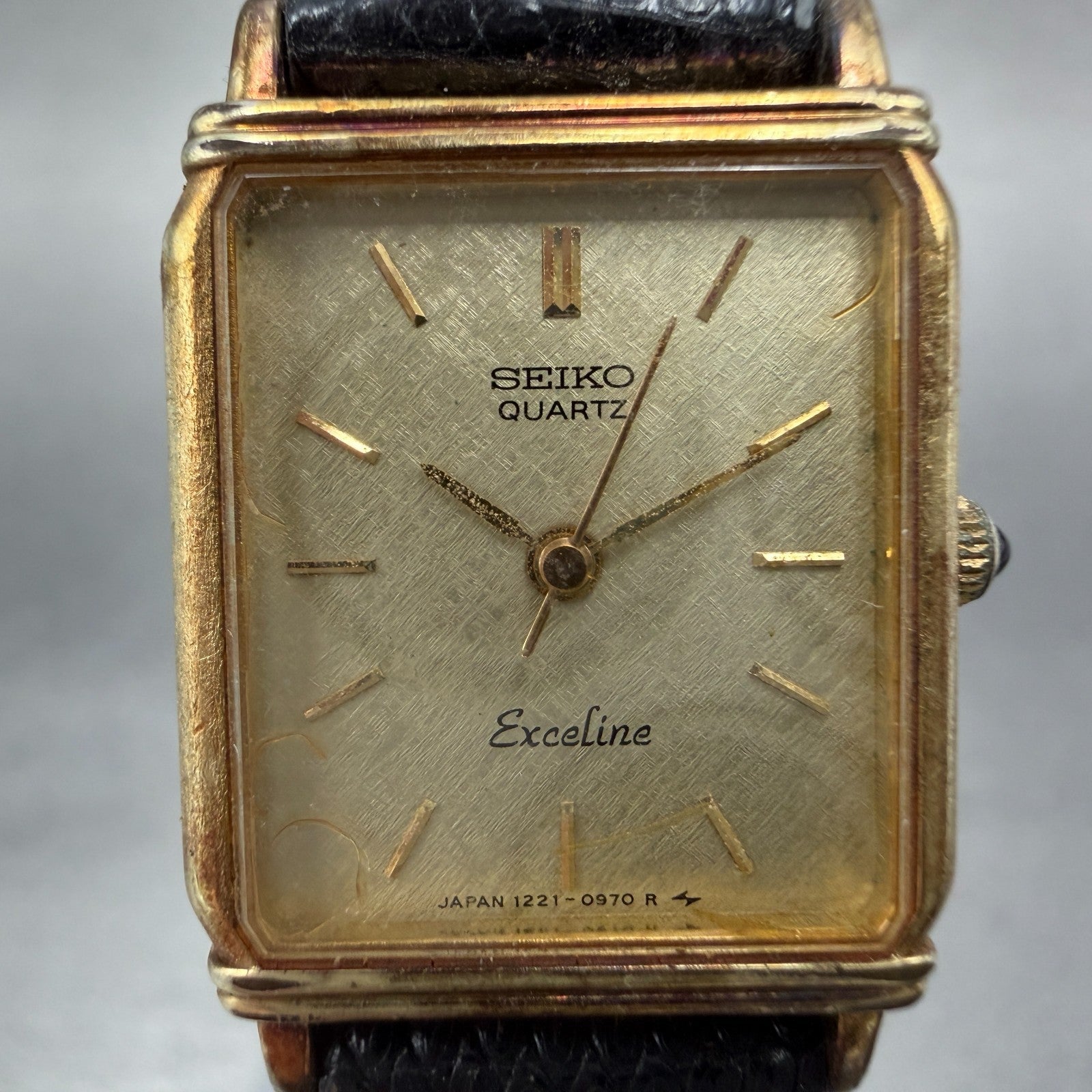 Seiko Exceline Tank Watch Women 18mm Champagne dial Gold Tone 1221-5670 New Batt1