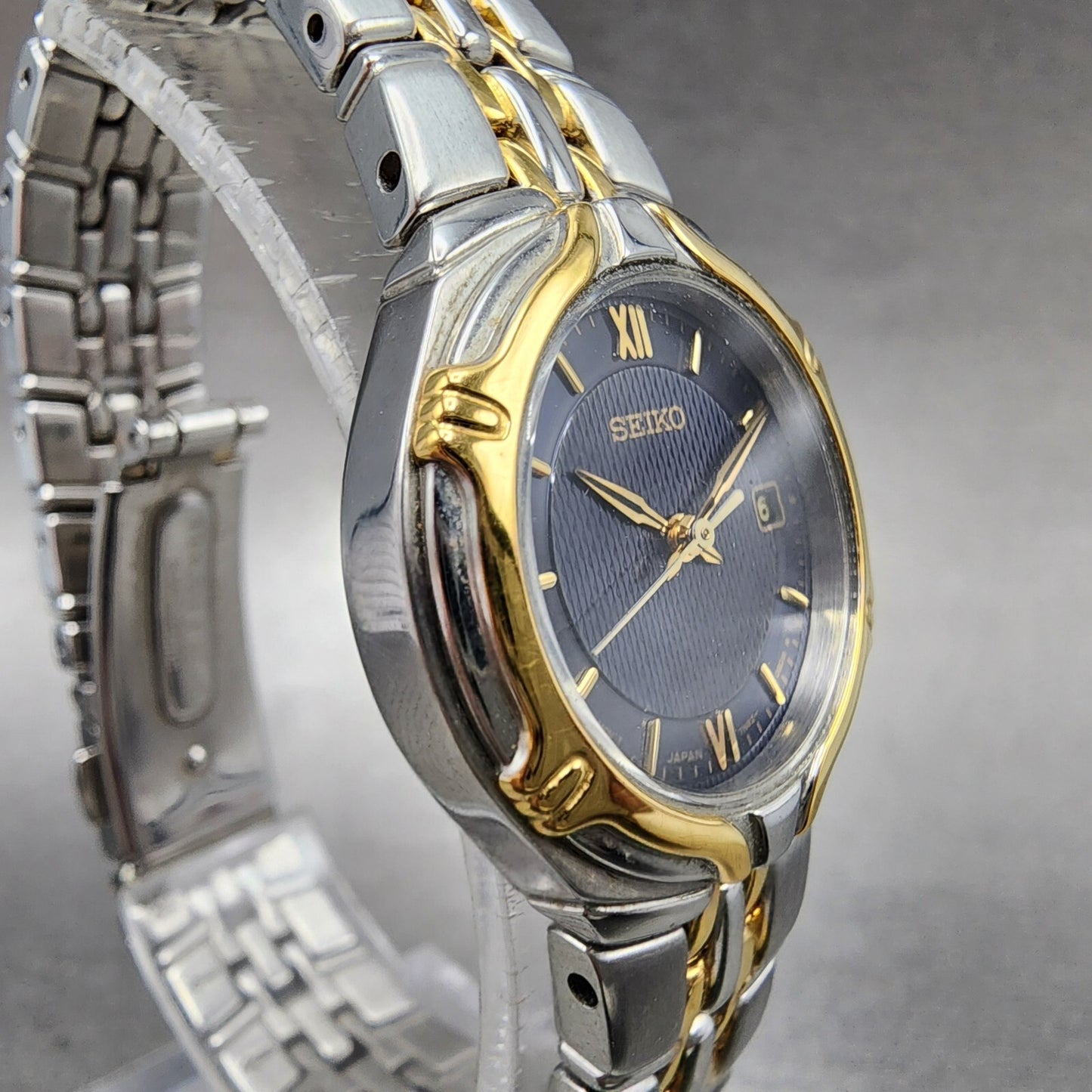 Seiko Watch Women 26mm Blue Dial Two Tone Date Round 7N820AT0 New Battery B1233