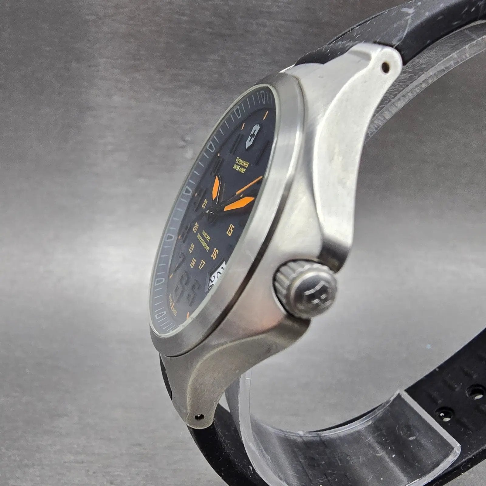 Victorinox Swiss Army Base Camp Watch Men 40mm Gray Dial Steel Date 241464 Runs2