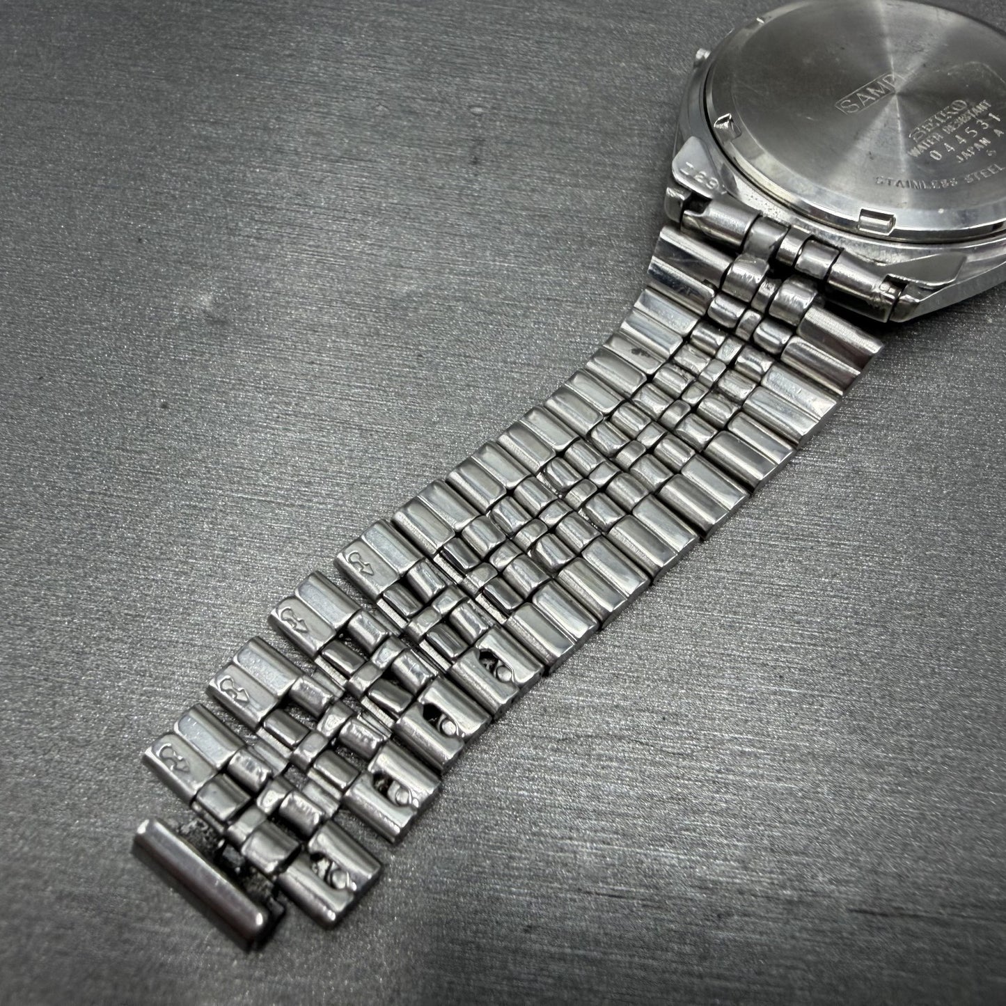 Seiko SQ Watch Men 35mm Silver Dial Silver Tone Daydate 8223-8049 SAMPLE E9