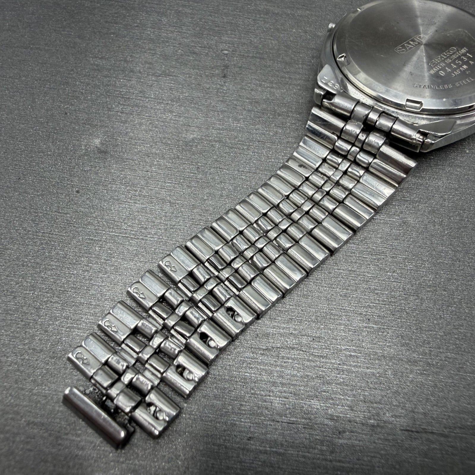 Seiko SQ Watch Men 35mm Silver Dial Silver Tone Daydate 8223-8049 SAMPLE E9