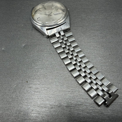 Seiko SQ Watch Men 35mm Silver Dial Silver Tone Daydate 8223-8049 SAMPLE E7
