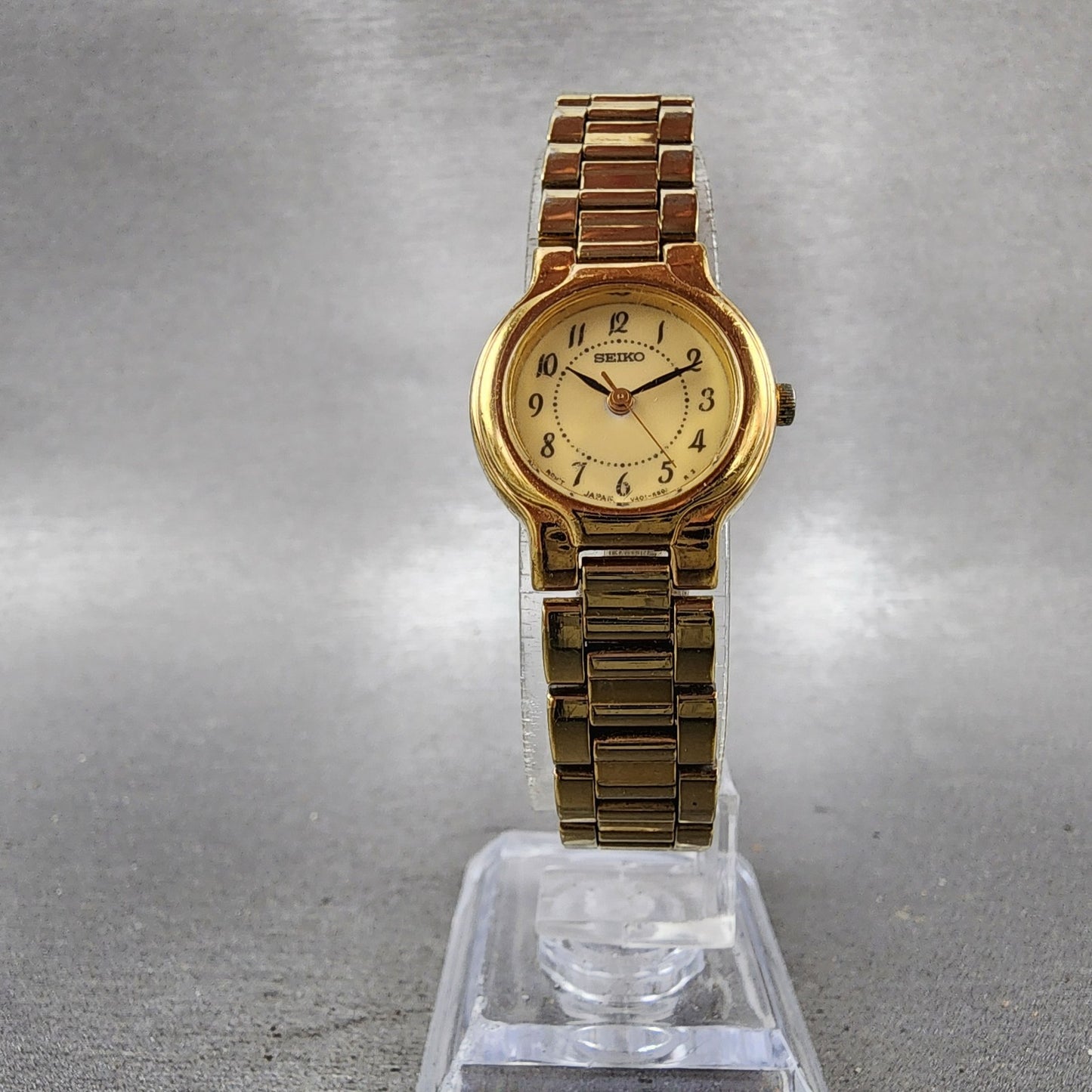 Seiko Watch Women 21mm Champagne Dial Gold Tone Round V4011829 New Battery5
