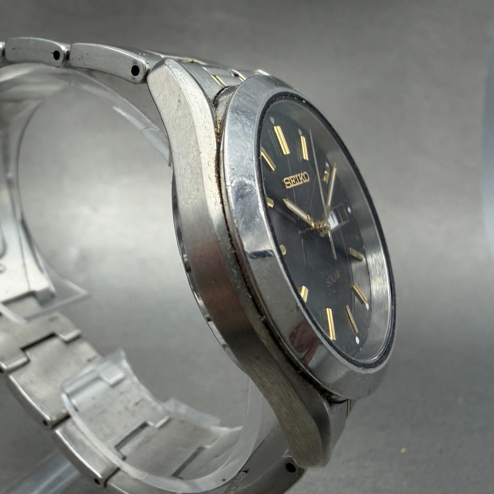 Seiko Solar Watch Men 37mm Black Dial Two Tone Daydate Round V158-0AB0 Runs3