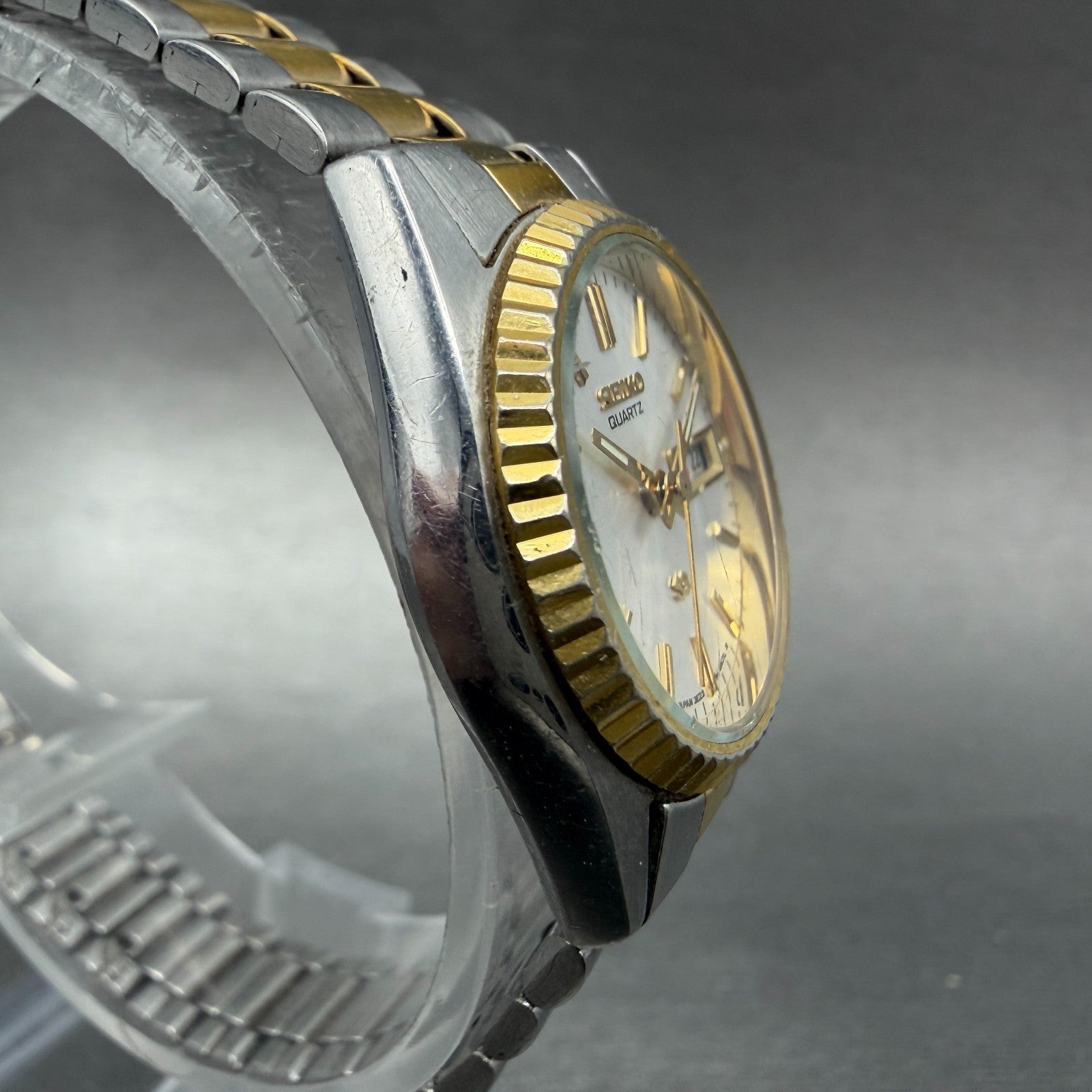 Seiko Watch Women 24mm White Dial Two Tone Daydate Round 3E23-0A69 New Batt M783