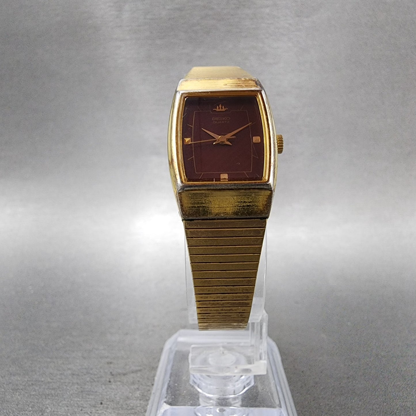 Seiko Watch Women 19mm Red Dial Gold Tone Rectangle 8Y215020 New Batt B125