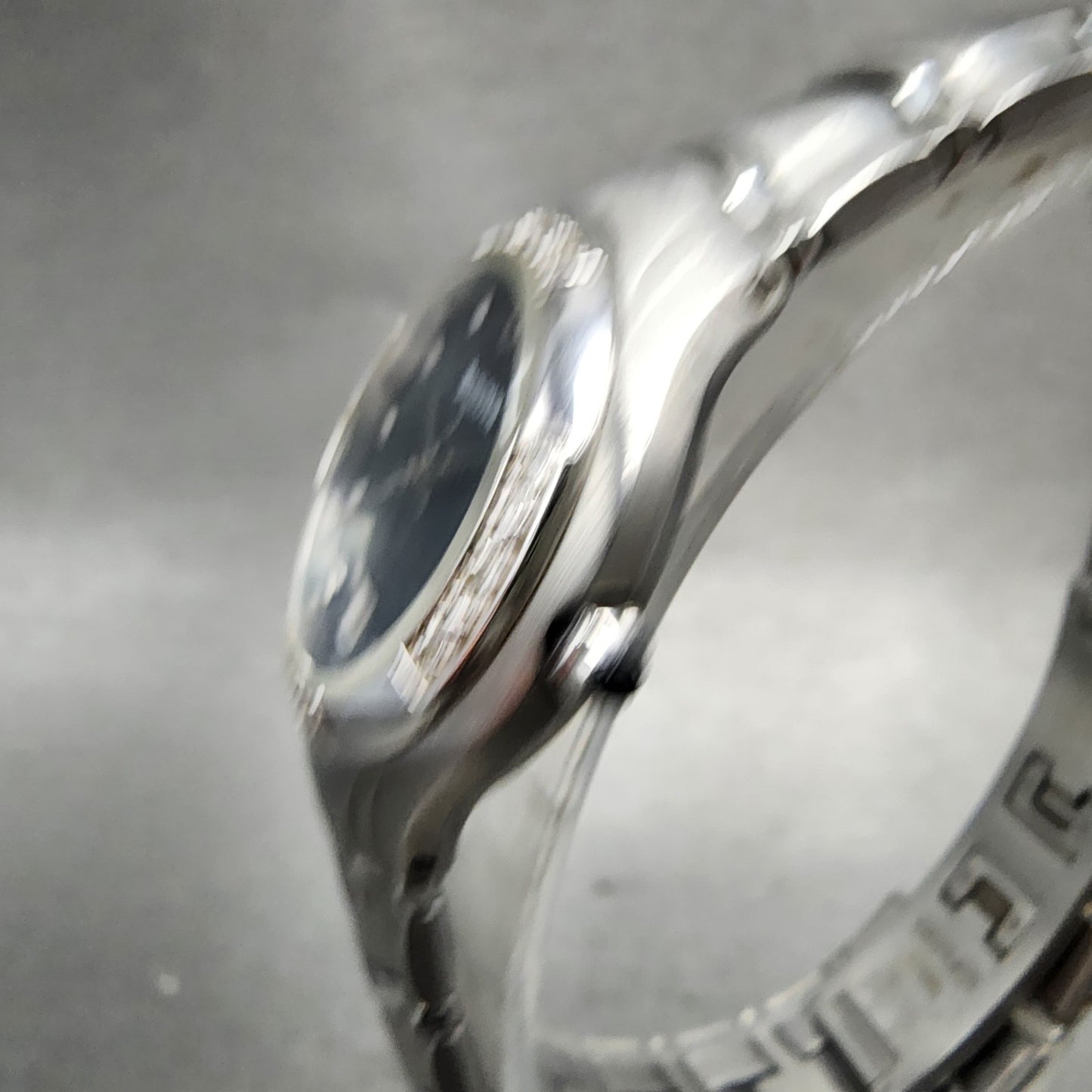 Bulova Watch Women 26mm MOP Dial silver Tone Date Round 96R20 New Battery2
