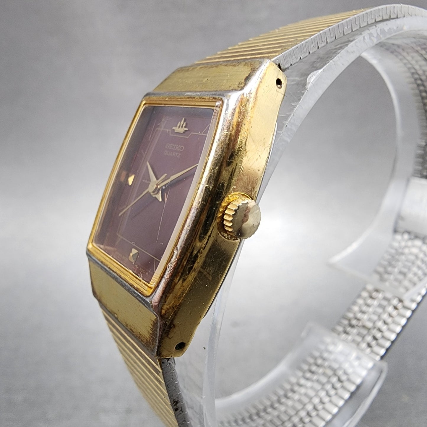 Seiko Watch Women 19mm Red Dial Gold Tone Rectangle 8Y215020 New Batt B122
