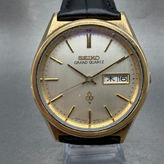 Seiko Grand Quartz Watch Men 38mm Silver Dial Gold Tone Daydate 4843-8041 NewBat0