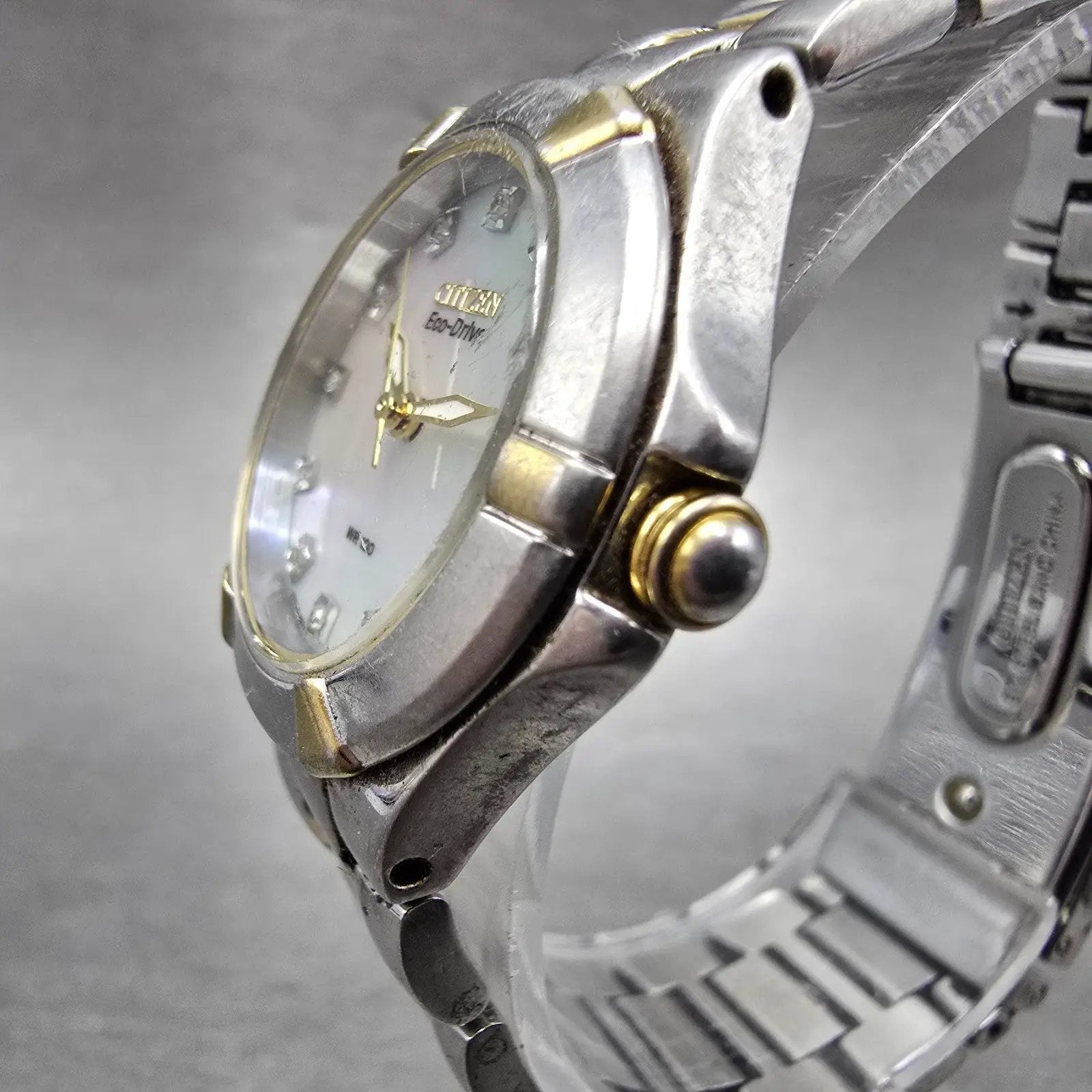 Citizen Eco-Drive Watch Women 26mm MOP Dial Two Tone Date E011-S064881 Runs HJ2