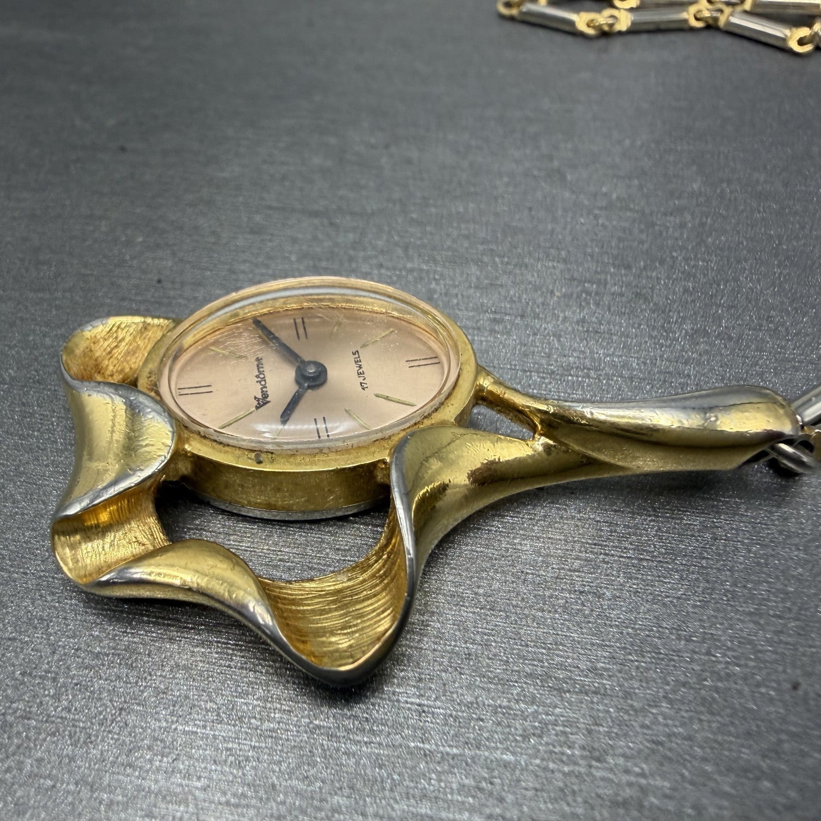 Vendome Neclace Watch 30mm Rose Dial Gold Tone Oval Manual Wind Runs Vintage5