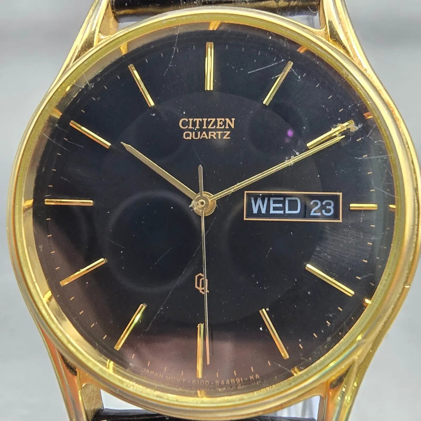 Citizen CQ Watch Men 34mm Black Dial Gold Tone Daydate Round 6100-S20269 New Bat1