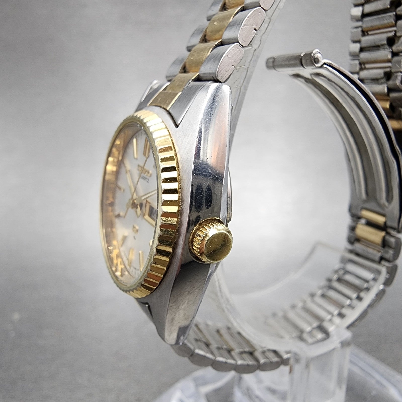 Seiko SQ Watch Women 25mm White Dial Two Tone Round 26260159 New Battery VTG2