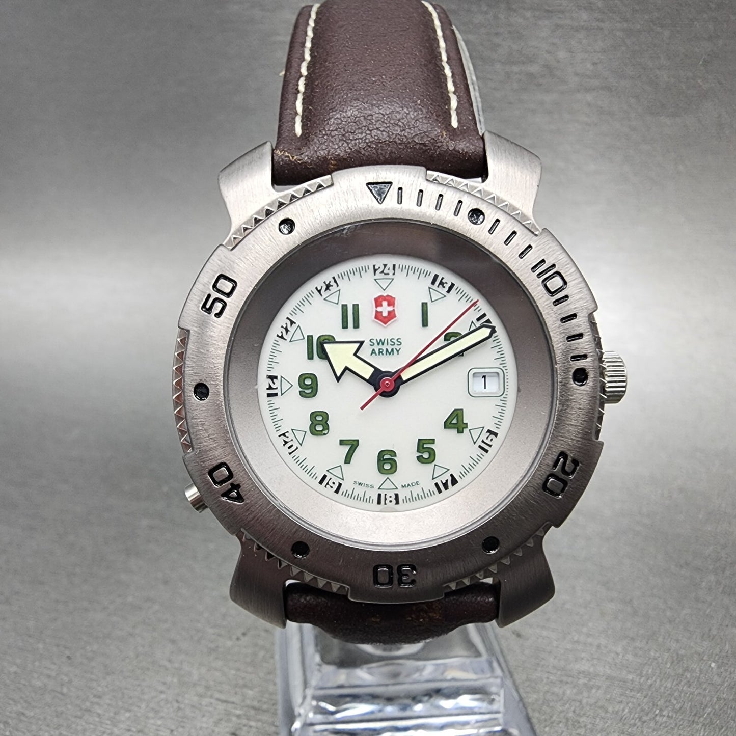 Victorinox Swiss Army Sportline Watch Men 37mm Gray Dial Silver Tone Date NewBat0