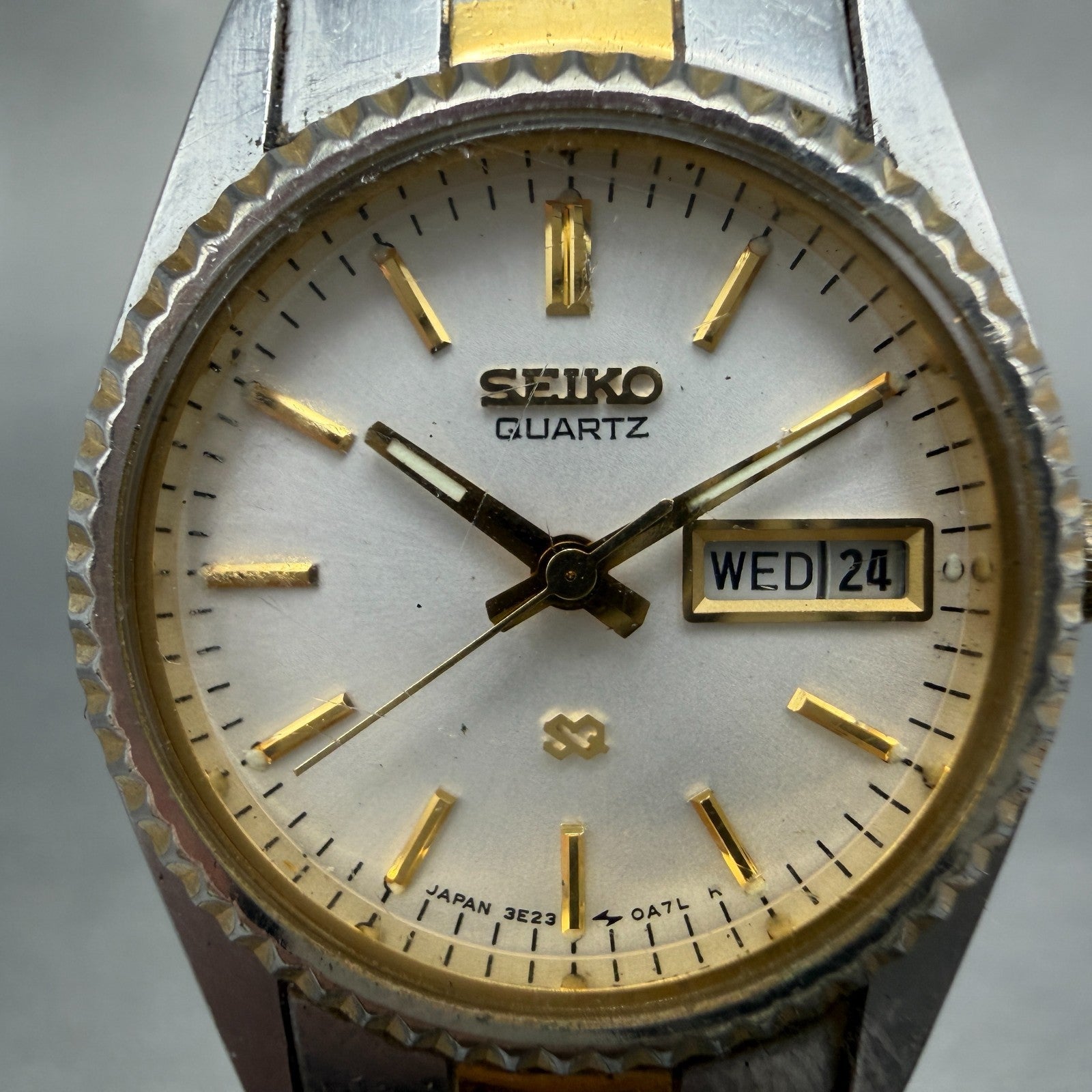 Seiko Watch Women 24mm White Dial Two Tone Daydate Round 3E23-0A69 New Batt HN71