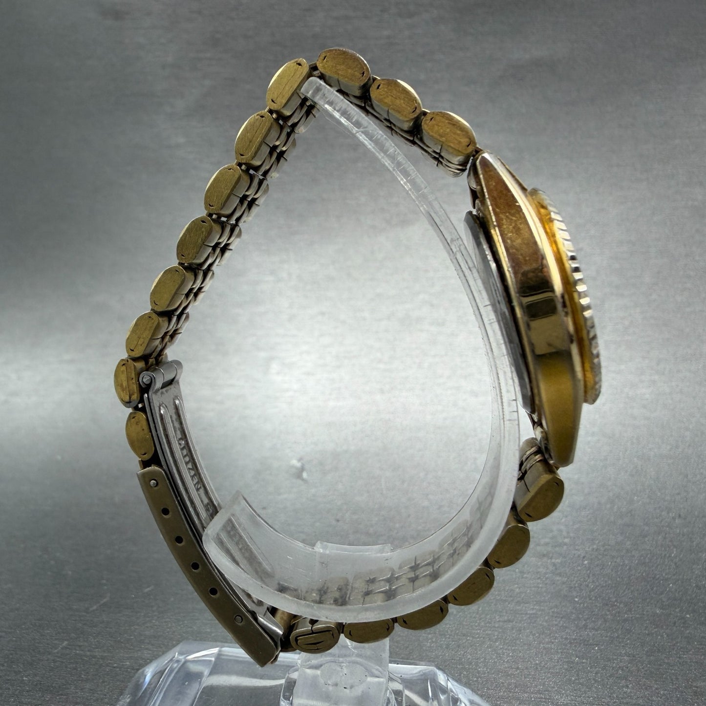 Citizen CQ Watch Women 26mm Silver Dial Gold Tone Daydate 6000-072952 NewBattery8