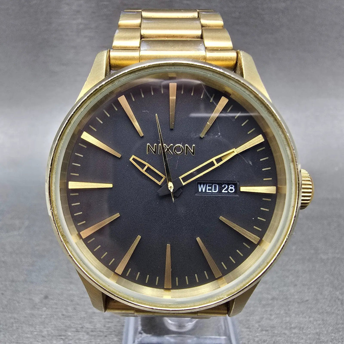 Nixon Sentry Watch Men 42mm Black Dial Gold Tone Daydate Round New Battery0