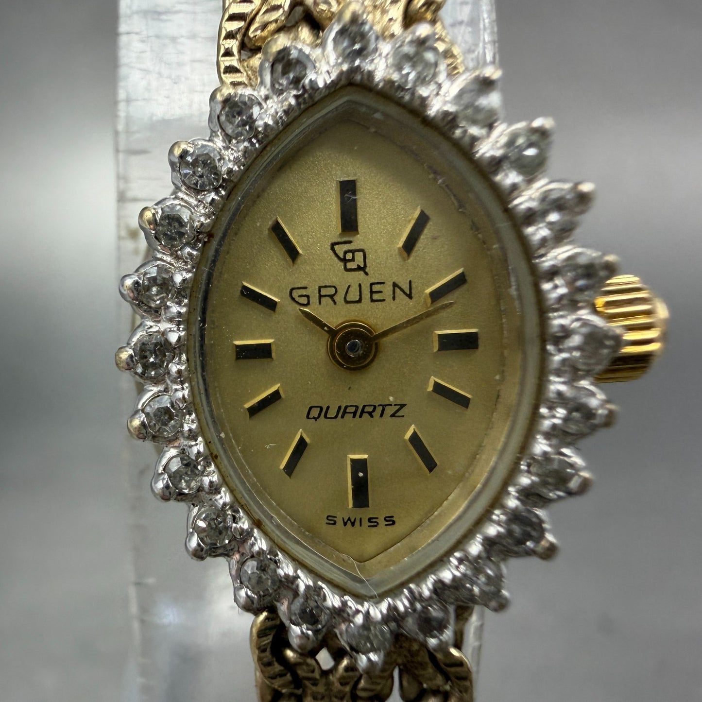 Gruen Watch Women 16mm Gold Dial Gold Tone Oval Diamond Bezel New battery VTG1